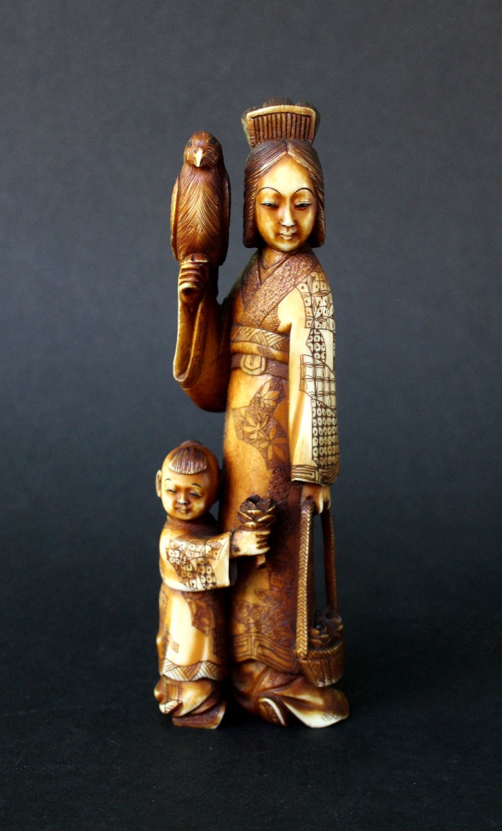 Okimono Japonais Ancien Une Dame De Cour Au Faucon et enfant Signé Gyokuhō Meiji XIXéme