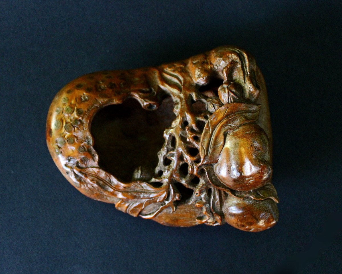 Lave-Pinceaux De Table De Lettré Chinois Ancien En  Bambou, Pêches, Calligraphie Et Peinture 
