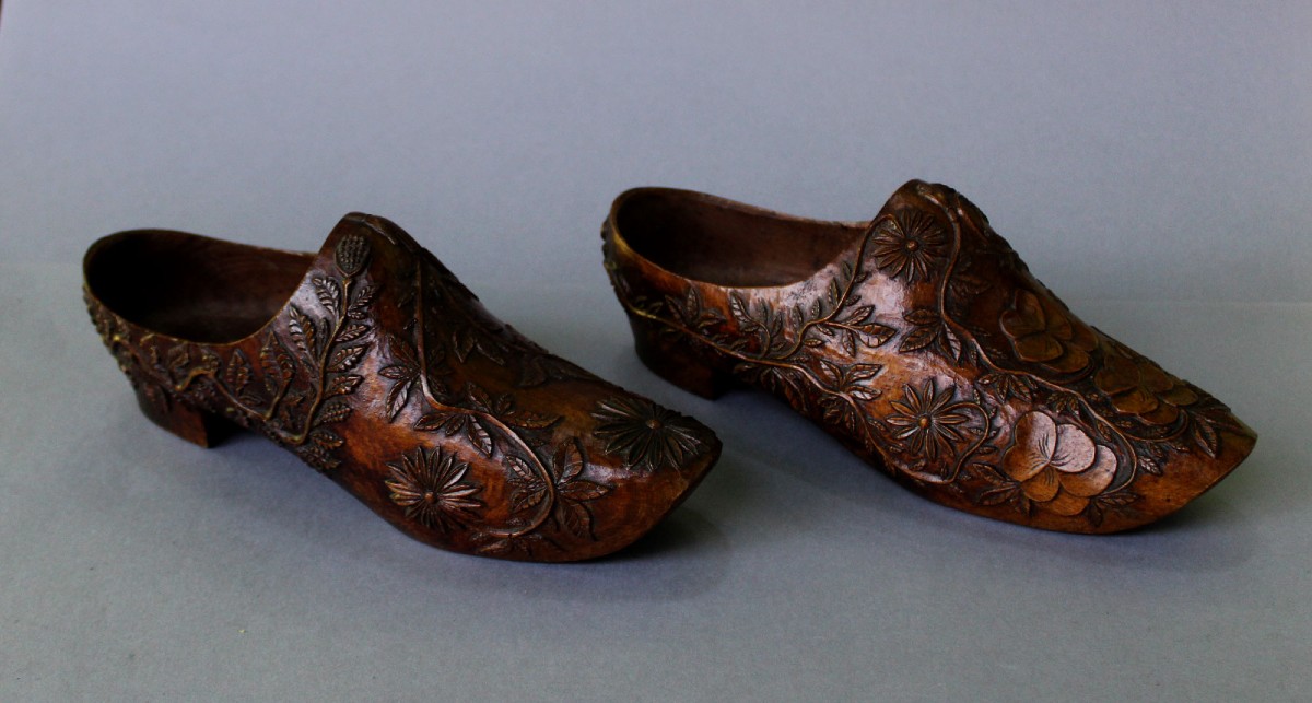 Paire De Sabots Anciens Français En Bois Sculpté Art Populaire (Souliers), XIXe Siècle