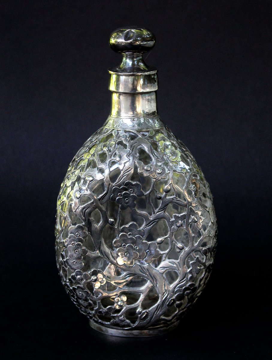 Carafe Chinoise Ancienne en Verre à Décor d’Argent massif. Fleurs de Prunier, v.1900