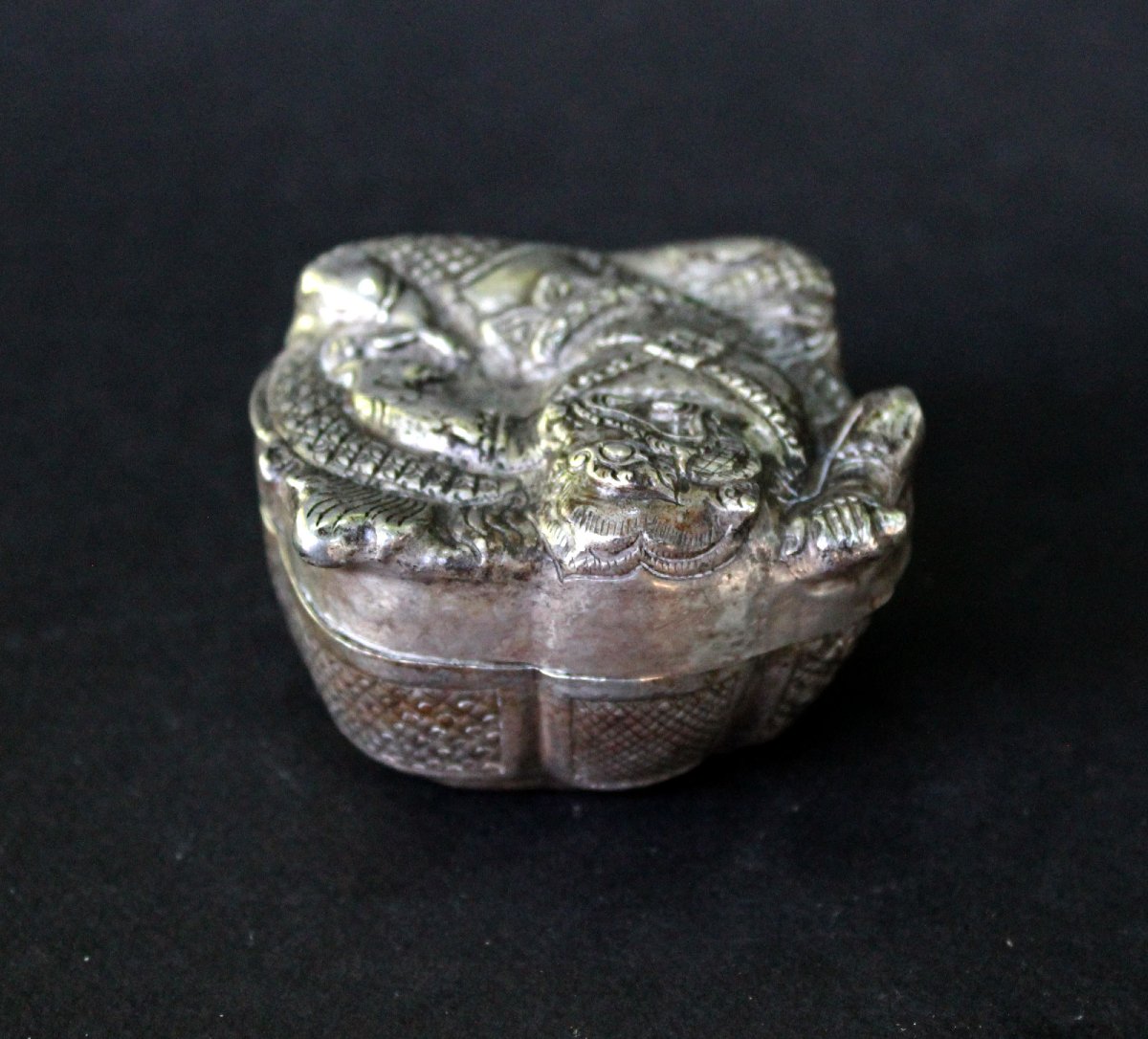 Boîte à Chaux de Bétel Cambodgienne Ancienne en Argent à Décor d’Hanuman, Début XXe Siècle-photo-4