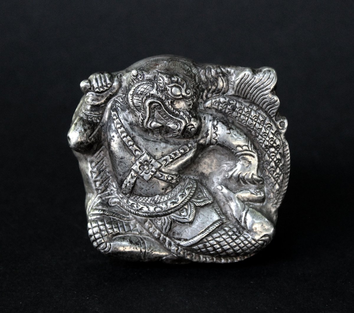 Boîte à Chaux de Bétel Cambodgienne Ancienne en Argent à Décor d’Hanuman, Début XXe Siècle