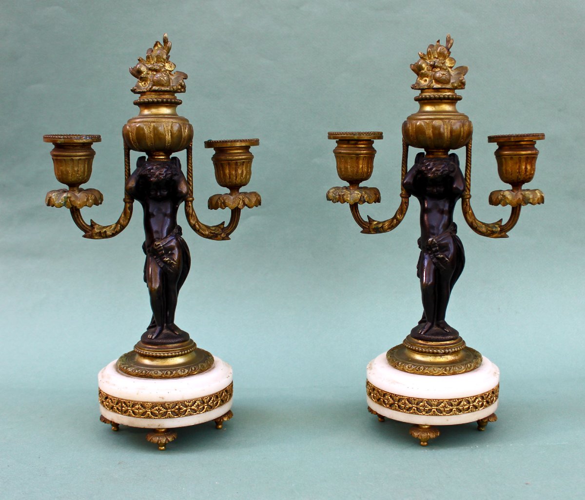 Paire De Candélabres Louis XVI En Bronze Doré Et Albâtre À Caryatides, Fin XIXe Siècle