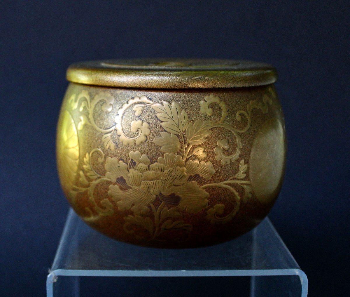 Antique Japanese Lacquered Box With Chrysanthemum Motifs, Imperial -photo-2