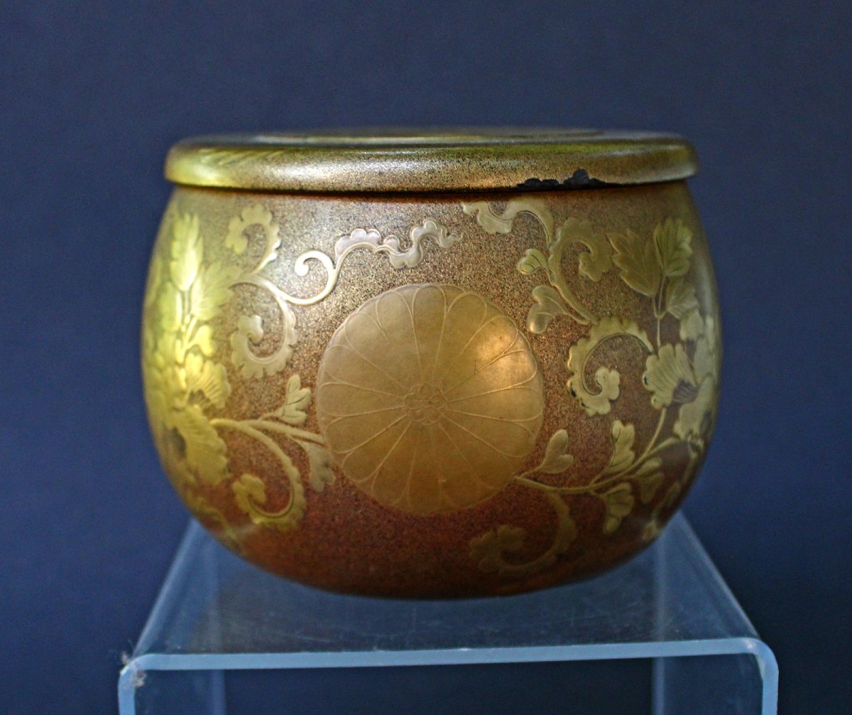 Antique Japanese Lacquered Box With Chrysanthemum Motifs, Imperial -photo-3