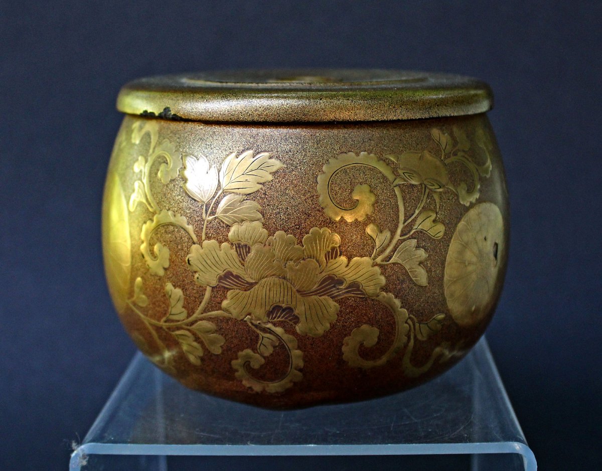 Antique Japanese Lacquered Box With Chrysanthemum Motifs, Imperial -photo-4