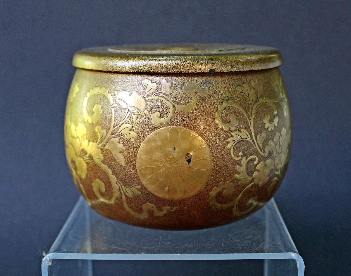 Antique Japanese Lacquered Box With Chrysanthemum Motifs, Imperial -photo-1