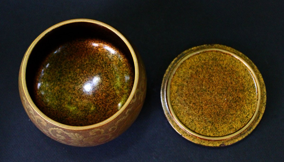 Antique Japanese Lacquered Box With Chrysanthemum Motifs, Imperial -photo-3