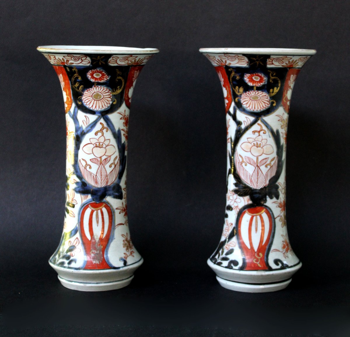 Paire De Vases Cornets Japonais En Porcelaine Imari, Début XVIIIe Siècle