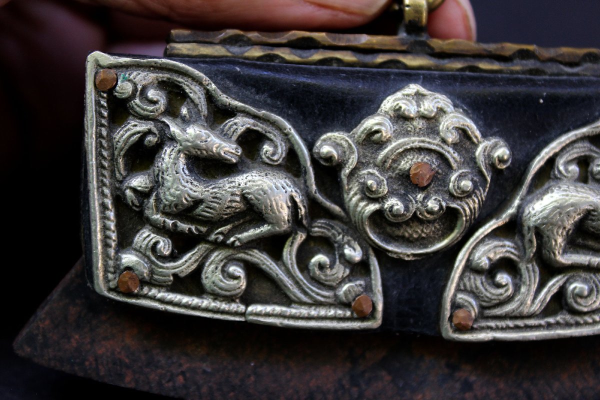 Ancien Briquet Tibétain Chuckmuck en Argent Massif et Cuir aux Cerfs, XIXe-photo-1