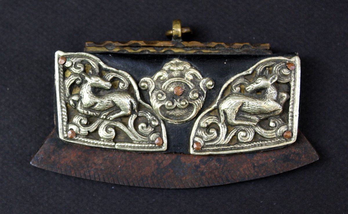 Ancien Briquet Tibétain Chuckmuck en Argent Massif et Cuir aux Cerfs, XIXe