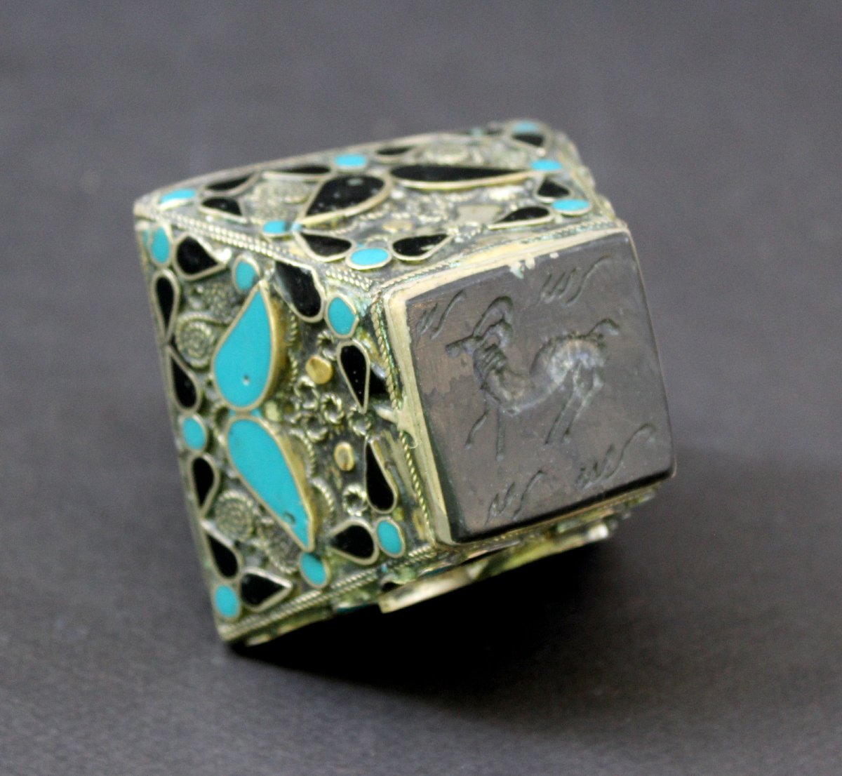 Bague Afghane Ancienne, Alliage D’argent, Verre Turquoise Et Intaille Au Cerf, XXe