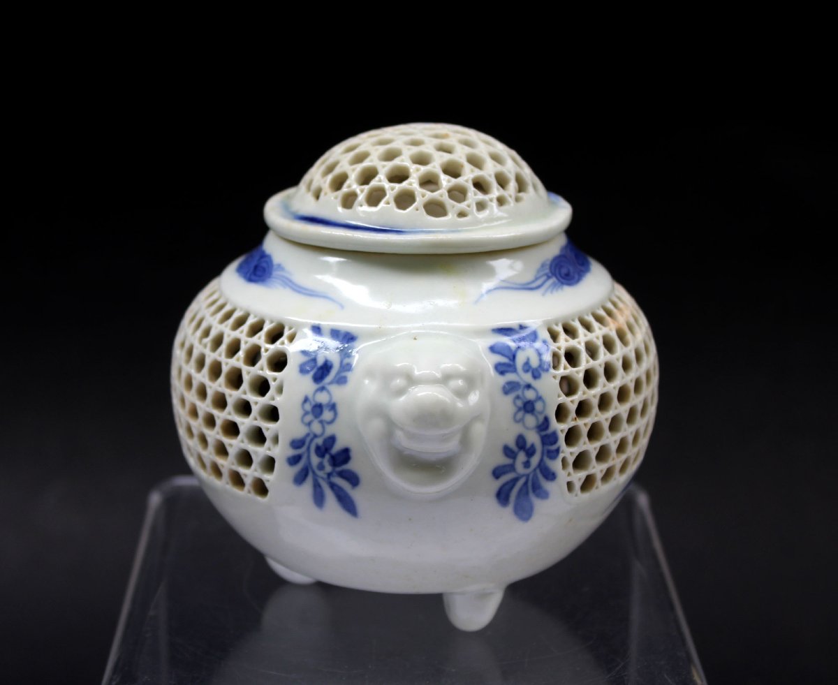 Brûle-parfum ancien en porcelaine de Hirado ajourée, Japon, époque Meiji 1868–1912-photo-1