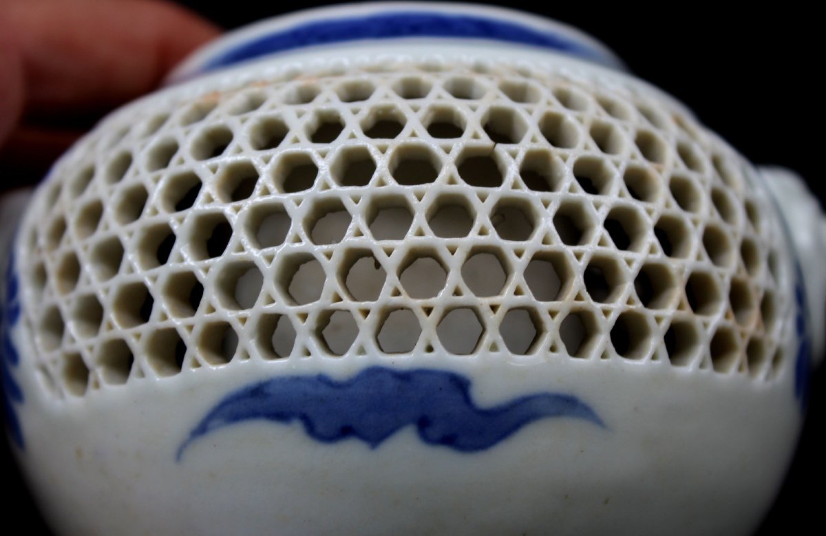 Brûle-parfum ancien en porcelaine de Hirado ajourée, Japon, époque Meiji 1868–1912-photo-3