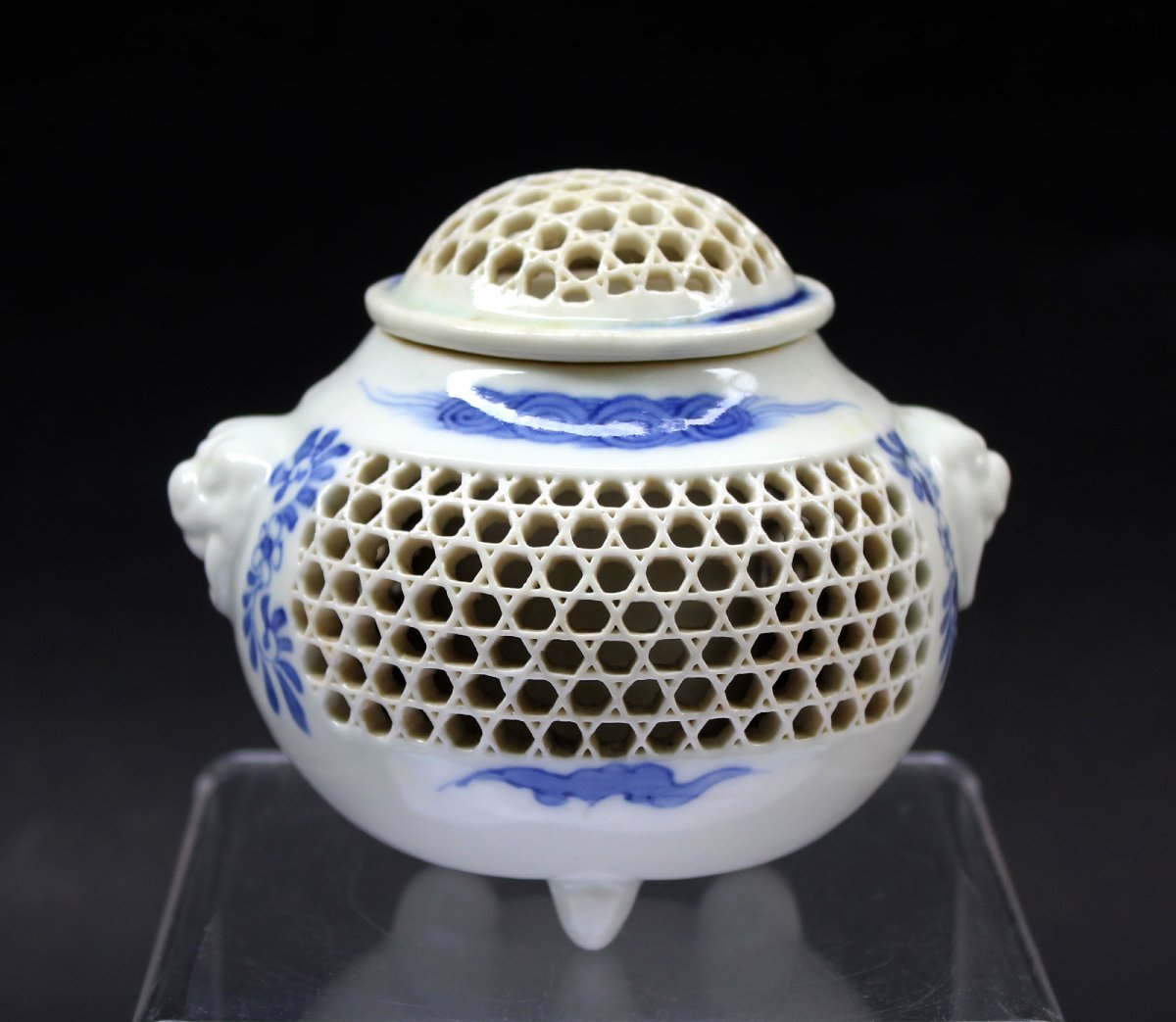 Brûle-parfum ancien en porcelaine de Hirado ajourée, Japon, époque Meiji 1868–1912