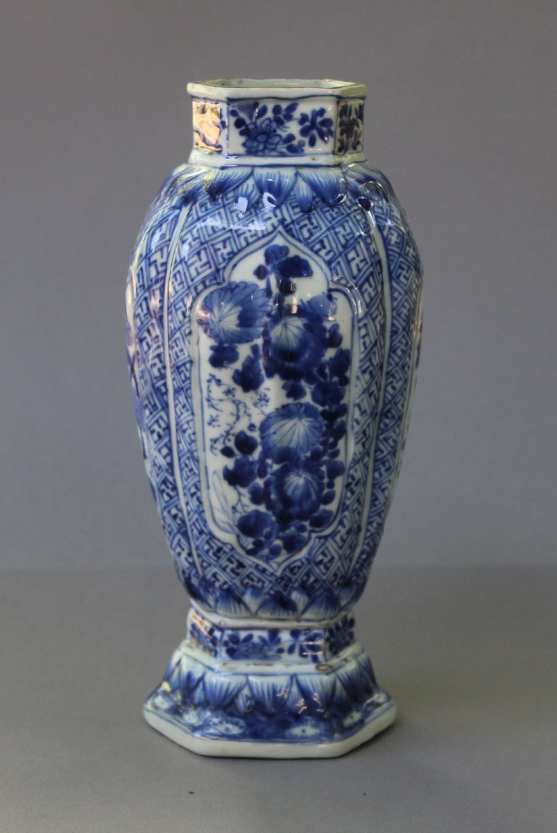 Vase Chinois Ancien en Porcelaine Bleu et Blanc, Époque Kangxi, 26,8 cm