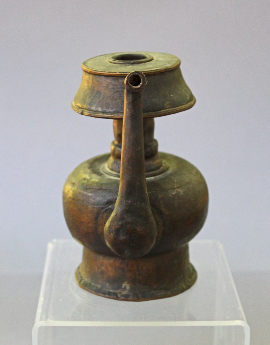 Ancien récipient rituel bouddhiste tibétain en cuivre, XVIIIe–XIXe siècle-photo-2