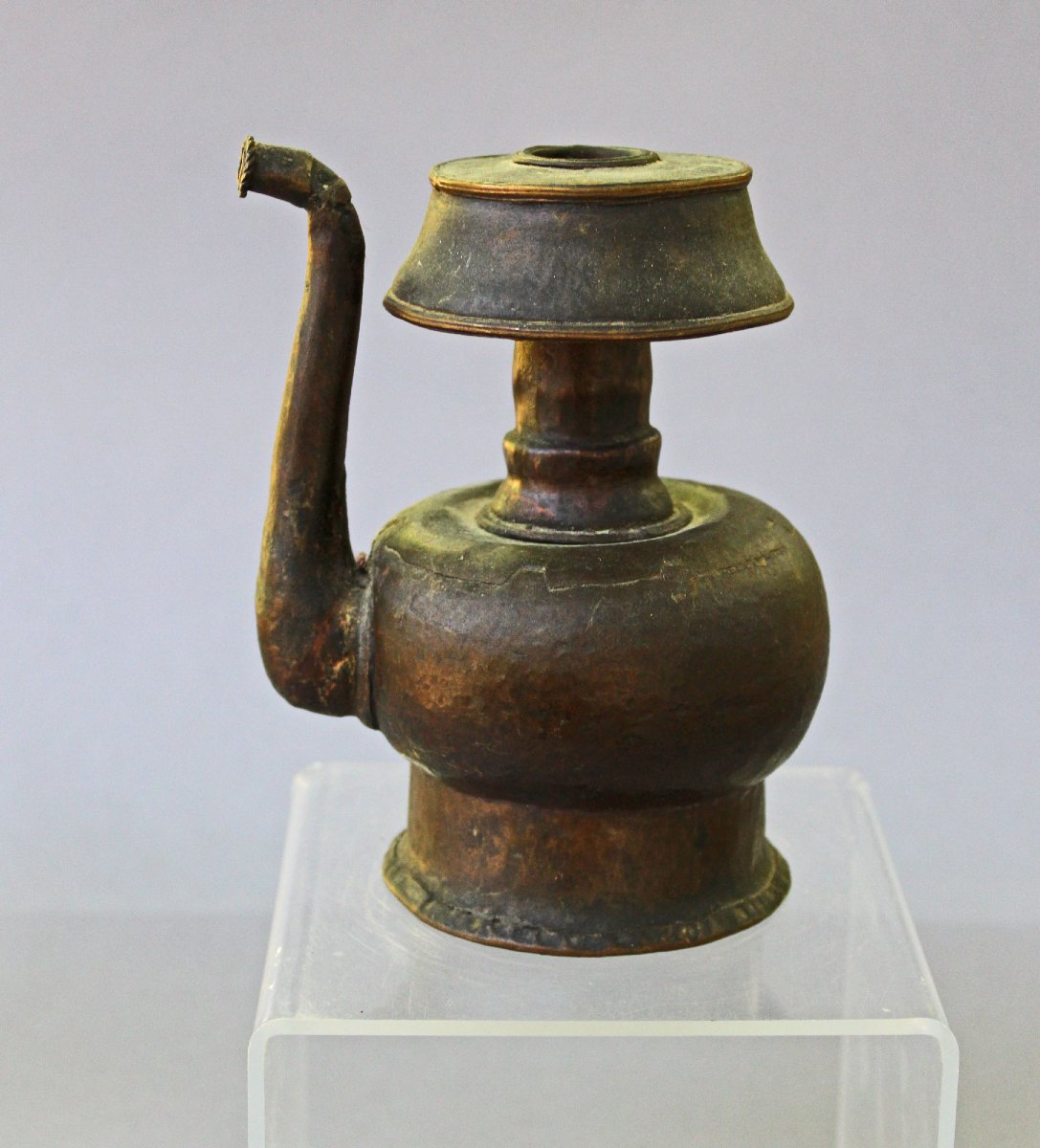 Ancien récipient rituel bouddhiste tibétain en cuivre, XVIIIe–XIXe siècle