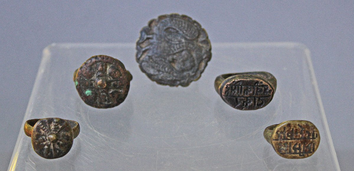 Collection de Cinq Bagues Sceaux Islamiques Médiévales, Moyen-Orient, Bronze et Laiton