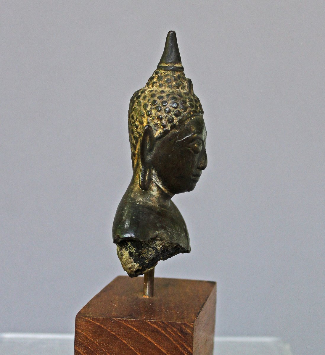 Antique Burmese Bronze Buddha Head & Shoulders, 14th–16th Century-photo-2