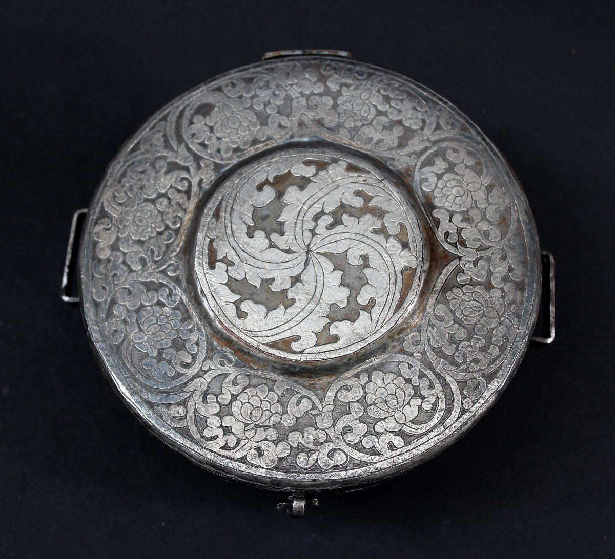 Ancien Étui de Bol Tibétain Derge en Fer Incrusté d’Argent, XVIIe–XVIIIe Siècle-photo-4