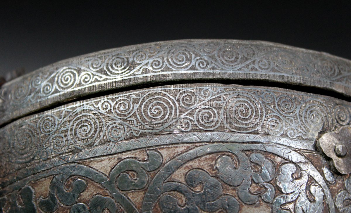 Ancien Étui de Bol Tibétain Derge en Fer Incrusté d’Argent, XVIIe–XVIIIe Siècle-photo-4