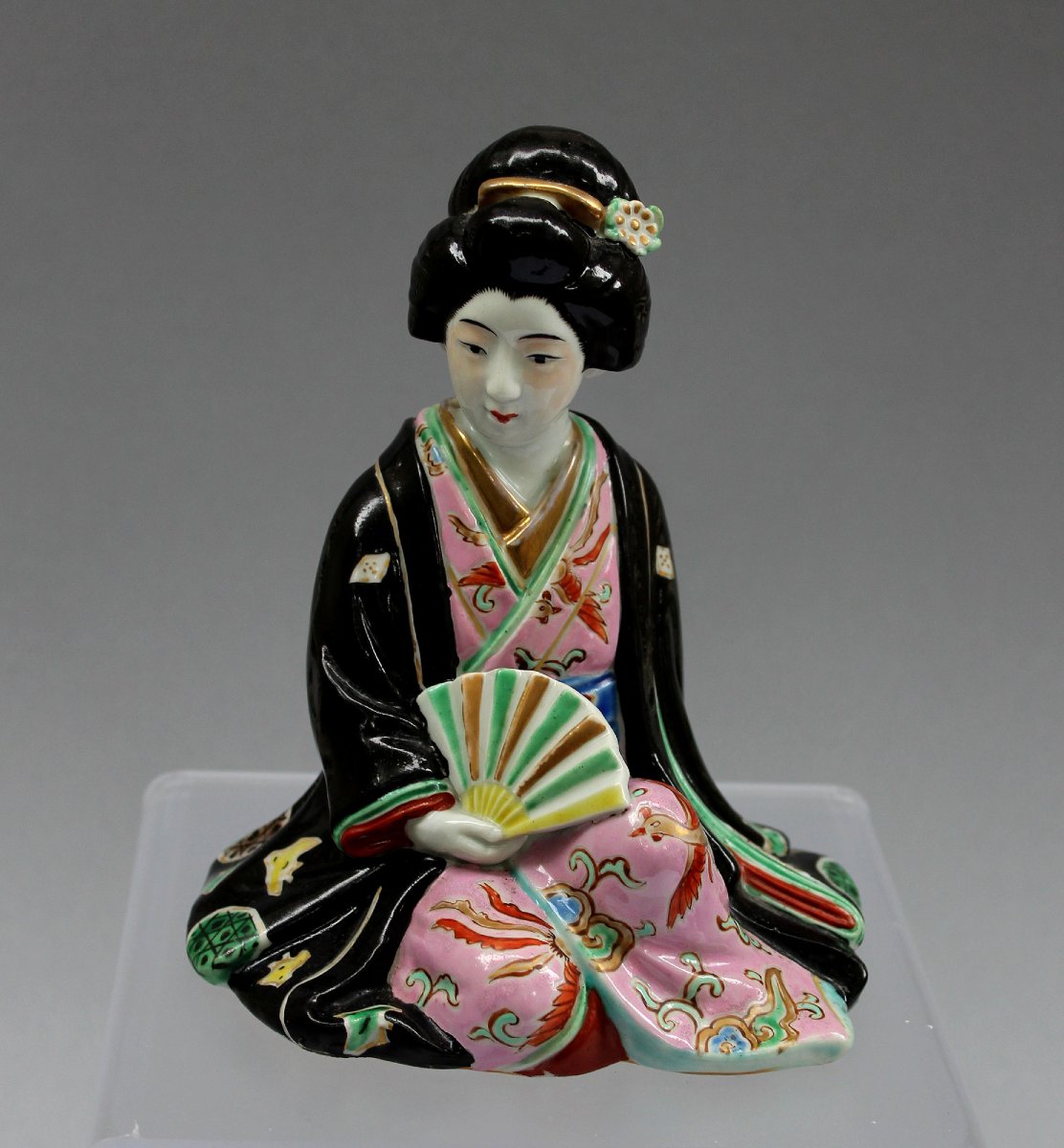 Statuette de Geisha à l’Éventail en Porcelaine Japonaise, Époque Meiji