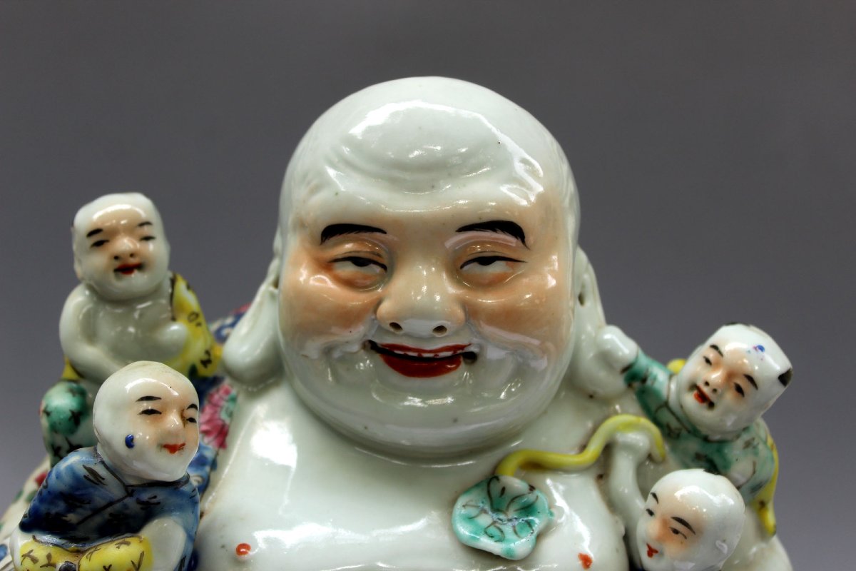 Budai, Bouddha Rieur Aux Cinq Enfants, Porcelaine Chinoise Famille Rose – Époque République-photo-1