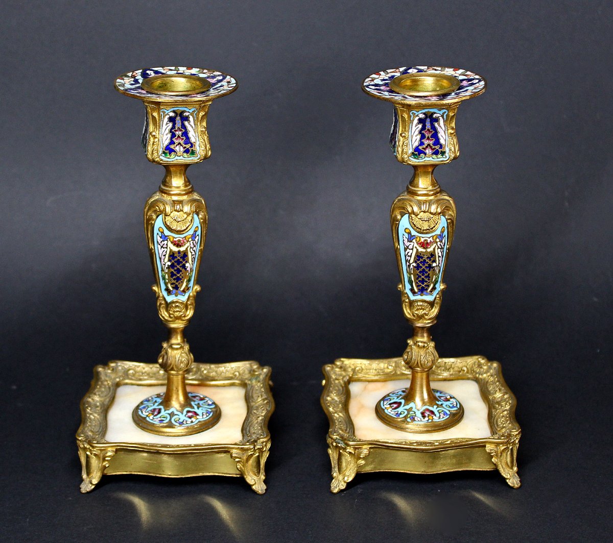 Paire de Bougeoirs en Bronze Doré et Émaux Champlevés dans le Goût de Barbedienne