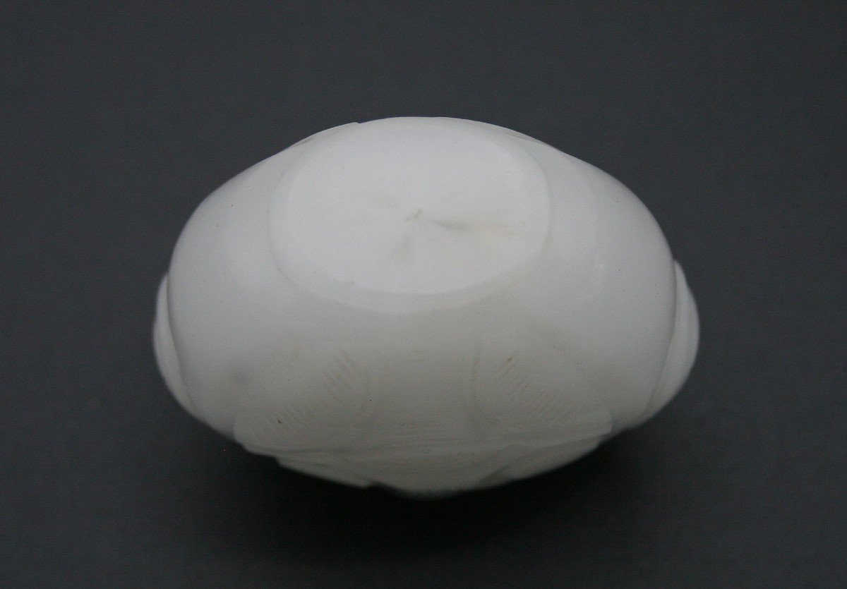 Ancienne Tabatière Chinoise en Verre de Pékin Sculpté Imitant Le Jade Blanc. Bouchon De Jade.-photo-4