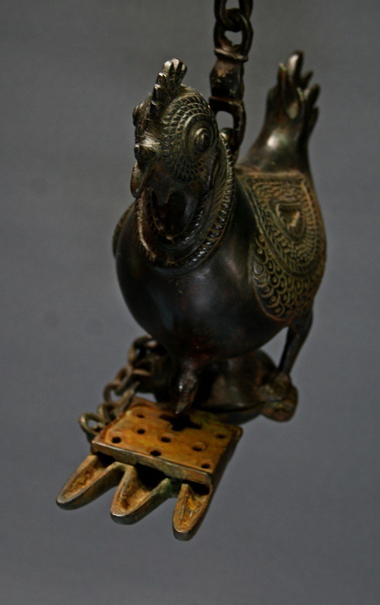 Lampe à Huile Suspendue En Bronze Antique Sous La Forme d'Un Poulet Coq. l'Inde Moghole. Indien-photo-4