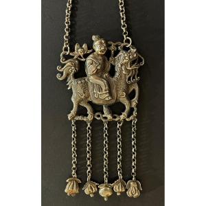 Collier En Argent Chinois Antique Garçon Chevauchant Un Qilin 5 Fruits