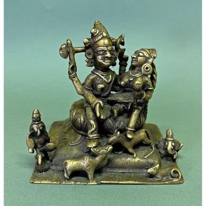 Shiva, Parvati, Ganesha Et Kartikeya En Bronze Indien Antique. Dieux Hindous.