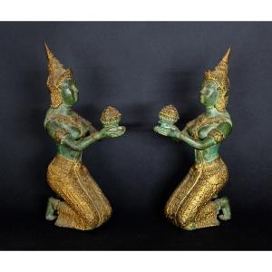 Paire De Bronzes Thaïlandais Antiques Portant Des Cadeaux Protecteurs Et Gardiens Bouddhistes 