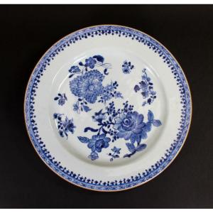 Un Grand Plat Chinois Ancien En Porcelaine Bleu Et Blanc Compagnie Des Indes Qianlong XVIIIé