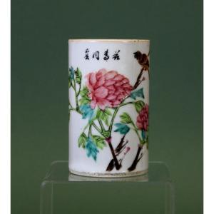 Pot à Pinceaux En Porcelaine Chinoise Marque Et Période Guangxu. Daté De 1895.