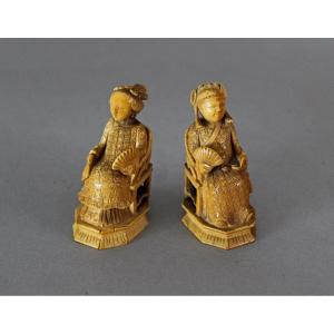 Paire De Figures Chinoises Anciennes En Ivoire Sculpté Manderin Et Sa Femme tenant des éventail