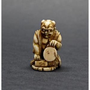 Ancien Netsuke Japonais En Ivoire Oni Avec Un Tambour Période Meiji