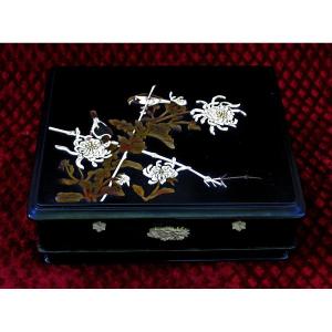 Thanh Ley Nguyễn Vietnamese Lacquer Ladies Makeup Compendium 