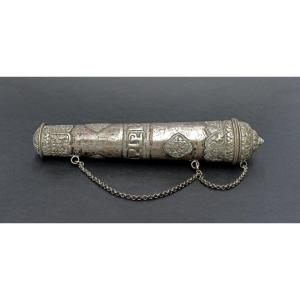 Étui de Prière Tibétain en Argent – XXe Siècle, Gau Bouddhiste, Mantra, Symboles Auspicieux
