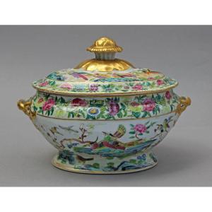 Antique Chinese Export Famille Rose Medallion Porcelain Covered Tureen, 19th Century