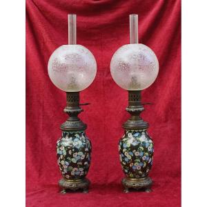 Paire de Lampes à Huile Anciennes en Cloisonné Chinois avec Globes d’Origine, XIXe Siècle
