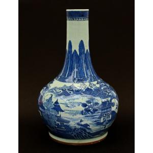 Antique Vase Bouteille Chinois en Porcelaine Bleue et Blanche, Compagnie des Indes, Nanking 