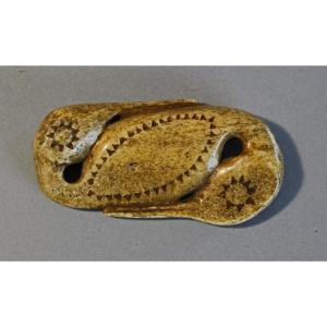 Bouton ancien en os sculpté indonésien, Dayak (Bornéo)