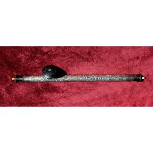 Pipe à Opium Chinoise Ancienne en Argent avec Décor Figuratif et Fourneau en Céramique, 59 cm,