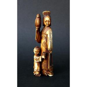 Okimono Japonais Ancien Une Dame De Cour Au Faucon et enfant Signé Gyokuhō Meiji XIXéme