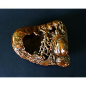 Lave-Pinceaux De Table De Lettré Chinois Ancien En Bambou, Pêches, Calligraphie Et Peinture