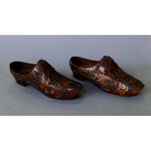 Paire De Sabots Anciens Français En Bois Sculpté Art Populaire (Souliers), XIXe Siècle