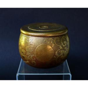 Boîte Couverte Japonaise Ancienne en Laque aux Mon de Chrysanthème, Imperial 