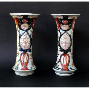 Paire De Vases Cornets Japonais En Porcelaine Imari, Début XVIIIe Siècle